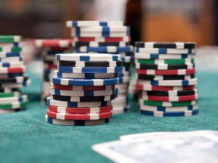 Texas Hold'em: A widely played poker variant known for its strategic depth and popularity in both online and live settings.